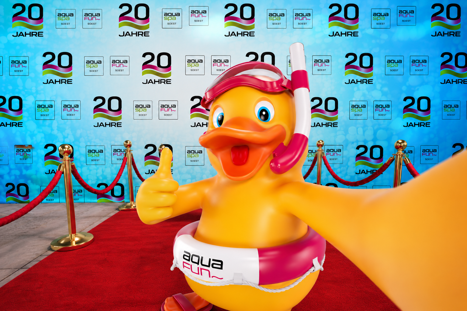 Funky macht ein Selfie auf dem roten Teppich vor der 20 Jahre AquaFun Fotowand